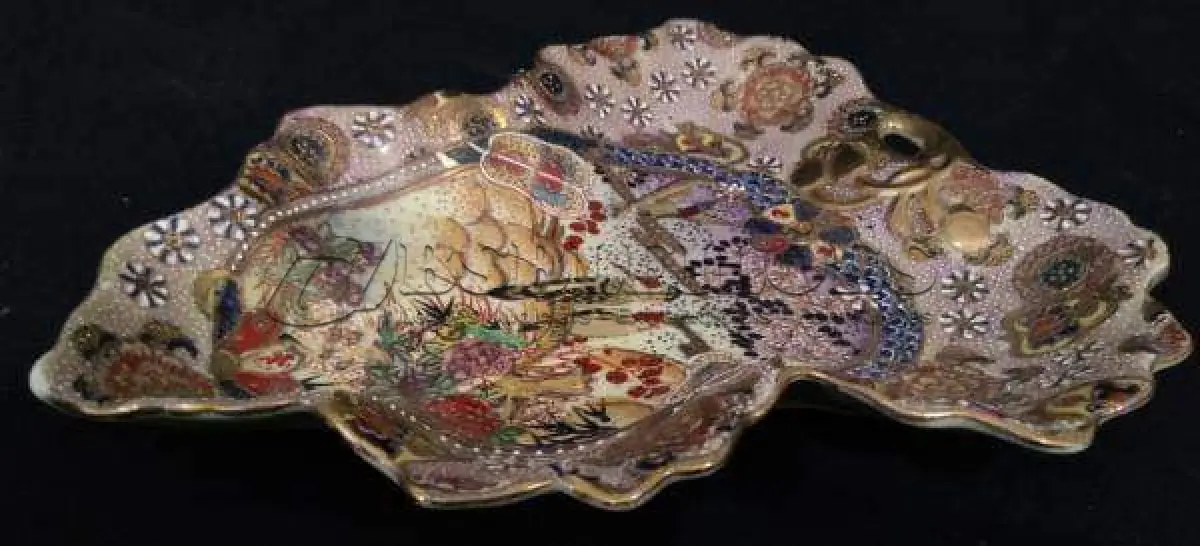 LOTE 120 - LINDÍSSIMO E RARO CENTRO DE MESA SATZUMA IMPORTADO  CHINES, EM PORCELANA, AO GOSTO POLICROMADO E REALÇADA A OURO, 25X27 CM . PEÇA MARCADA AO FUNDO (NO ESTADO)