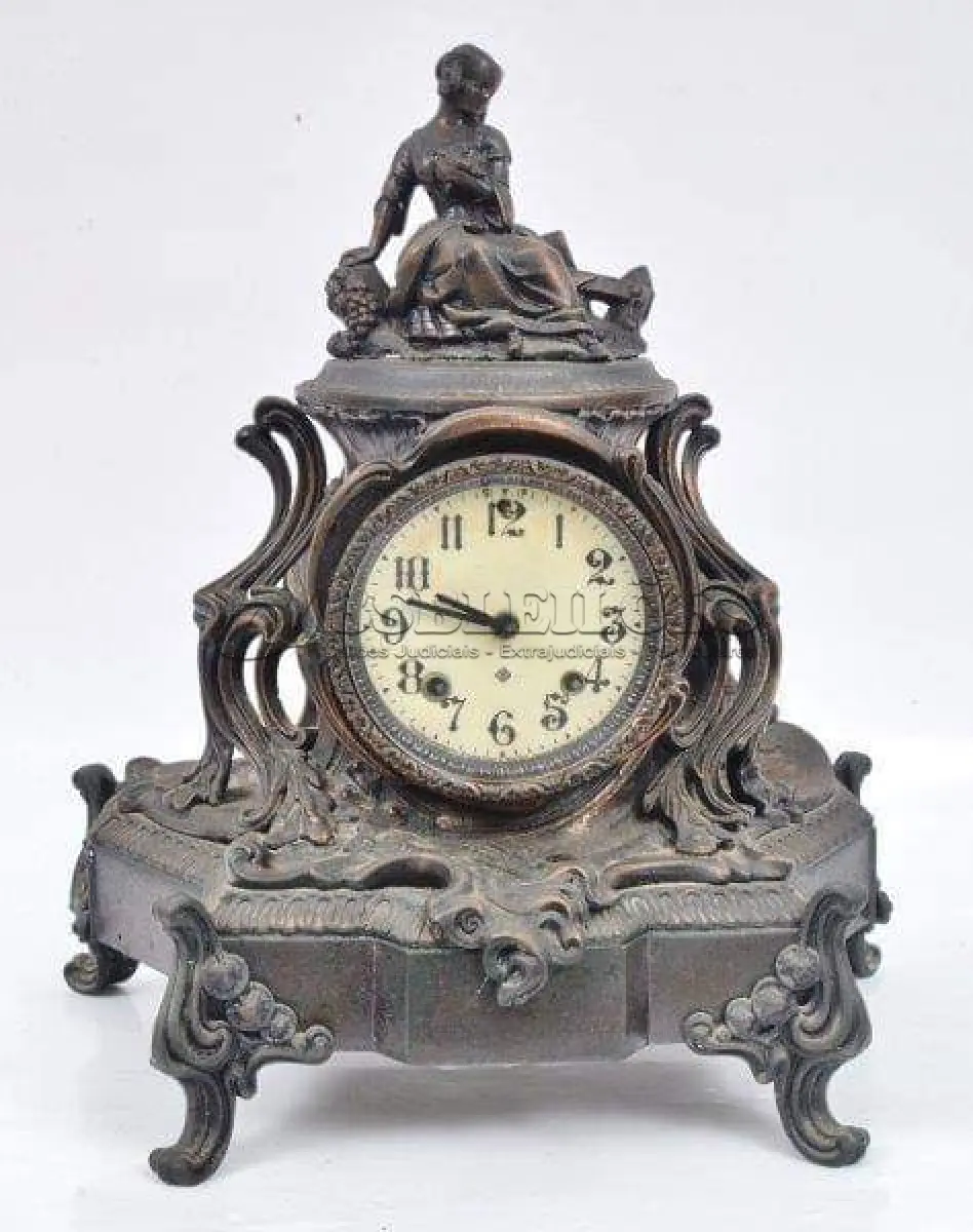 LOTE 158 - RARO RELÓGIO DE MESA EM BRONZE. VIDRO DE CRISTAL TRANSPARENTE, À CORDA. ALTURA 40 CM, COMPRIMENTO 37 CM LARGURA 19 CM. (NO ESTADO)