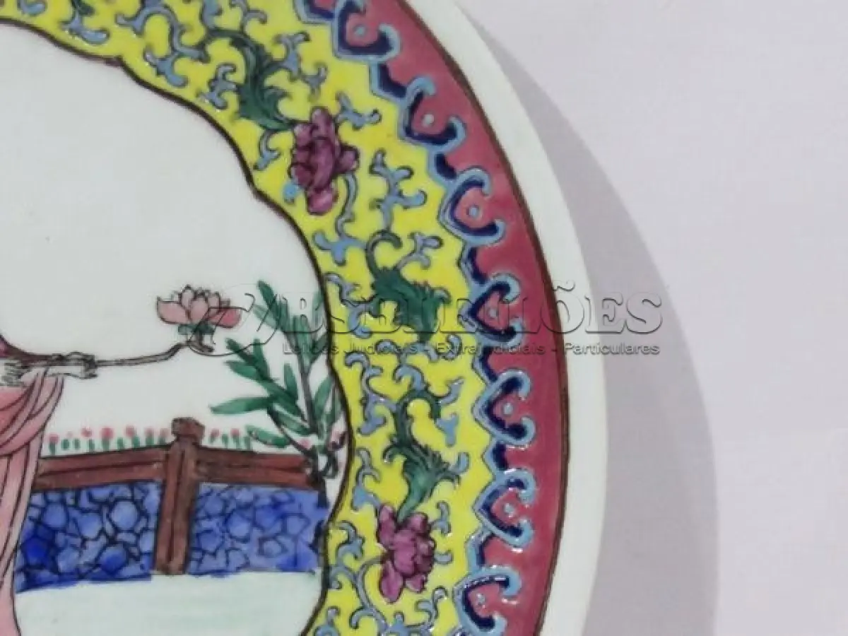 LOTE 219 - PRATO DE DECORAÇÃO IMPORTADO JAPONÊS EM PORCELANA 25 CM DE DIÂMETRO (NO ESTADO)