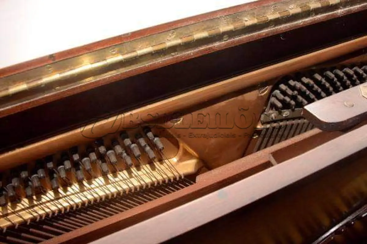 LOTE 228 - PIANO ANTIGO 145 X 60 X 136 CM. SEM A BANQUETA, PIANO EM ÓTIMO ESTADO DE CONSERVAÇÃO, (NO ESTADO)