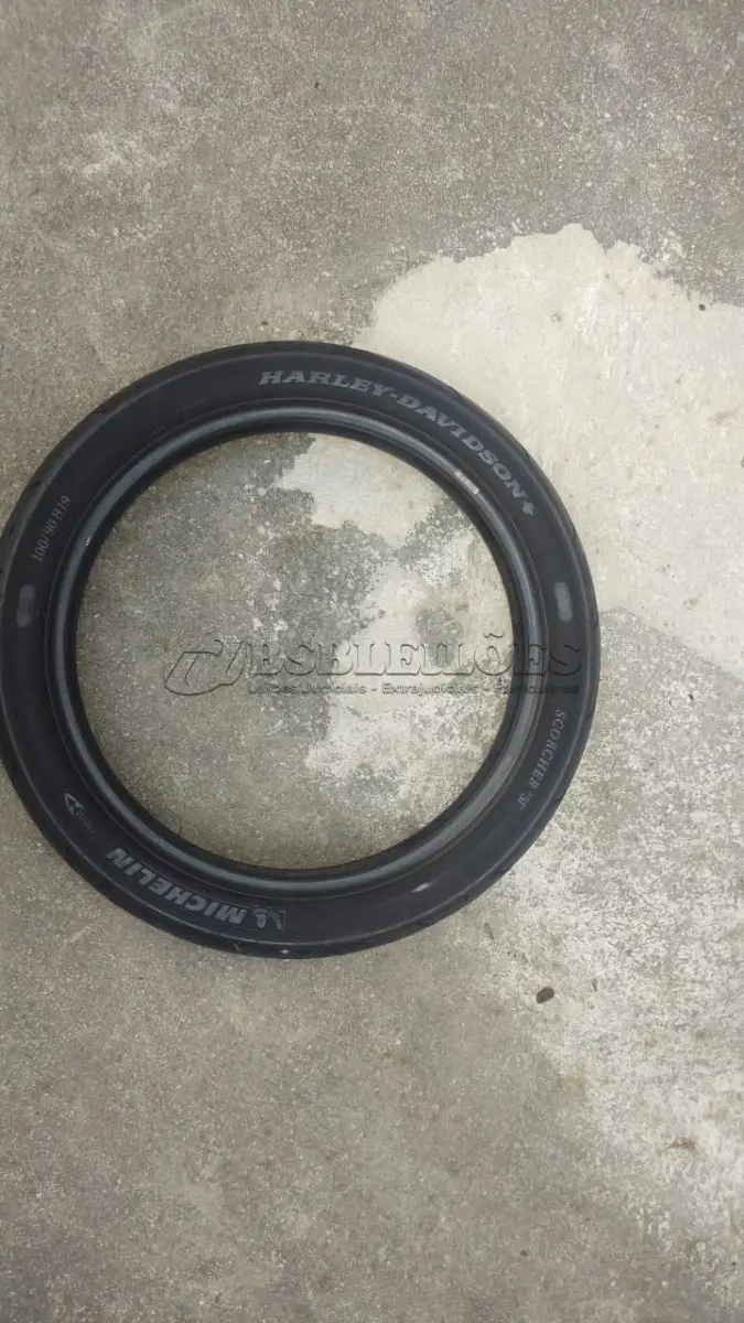 LOTE 363 - PNEU 100/90 B19 MICHELIN SCORCHER 31 HARLEY DAVIDSON (NO ESTADO)