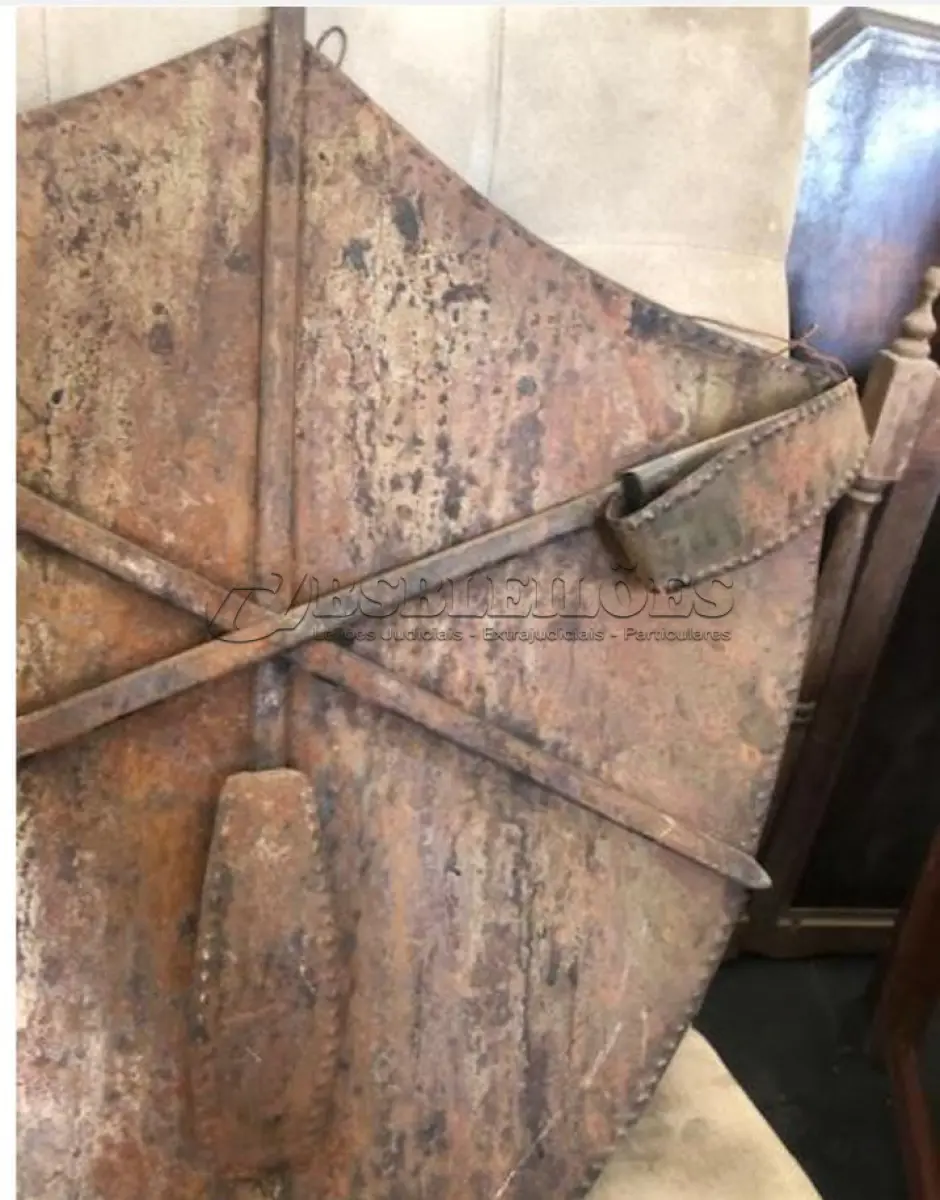 LOTE 269 - BRASÃO MUITO  ANTIGO COM ÓTIMOS DETALHES 60X 30CM (NO ESTADO)