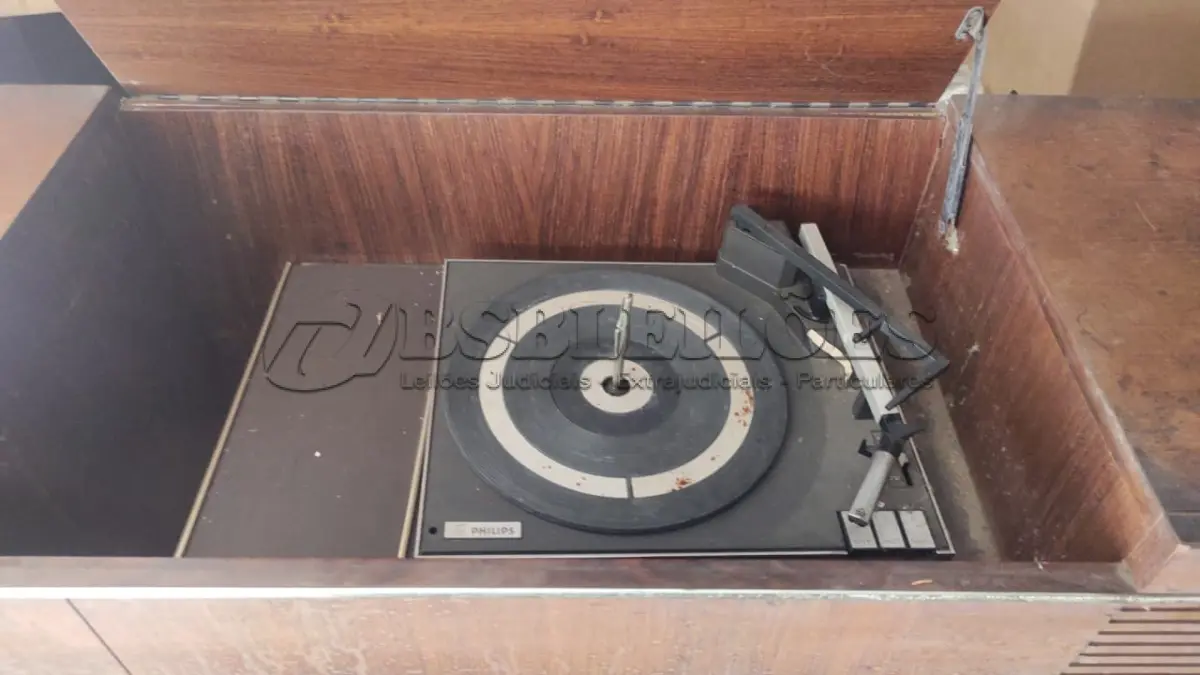 LOTE 323 - ANTIGA PHILIPS DOS ANOS 60- EM MADEIRA NOBRE AGENDADA, SEGUNDO A DONA FUNCIONANDO ATÉ 2 ANOS ATRÁS DEPOIS FOI GUARDADO EDTA LIGANDO (NO ESTADO)