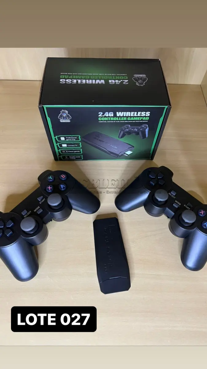 LOTE 027 - 01 VIDEOGAME STICKER COM 2 CONTROLES E CENTENAS DE JOGOS EMBUTIDOS(NO ESTADO)