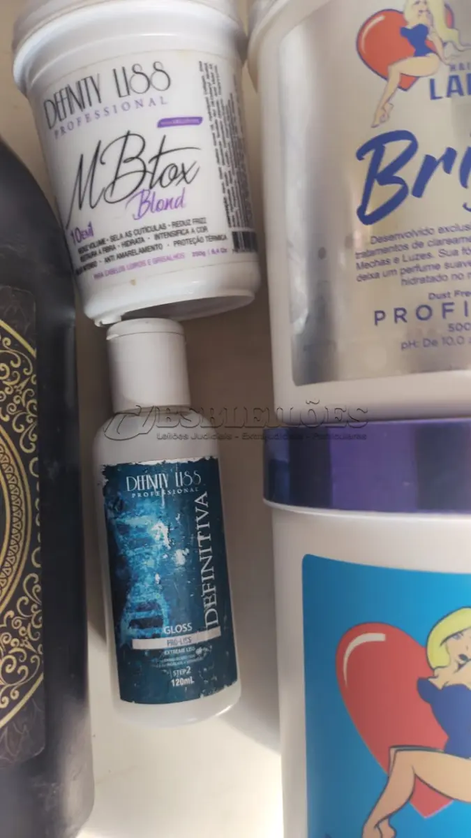 LOTE 378 - KIT PRA SALÃO MARCAS CONHECIDA EM SP E RIO DE JANEIRO KIT DESSE VALE MAIS DE 300 REAIS. (NO ESTADO)