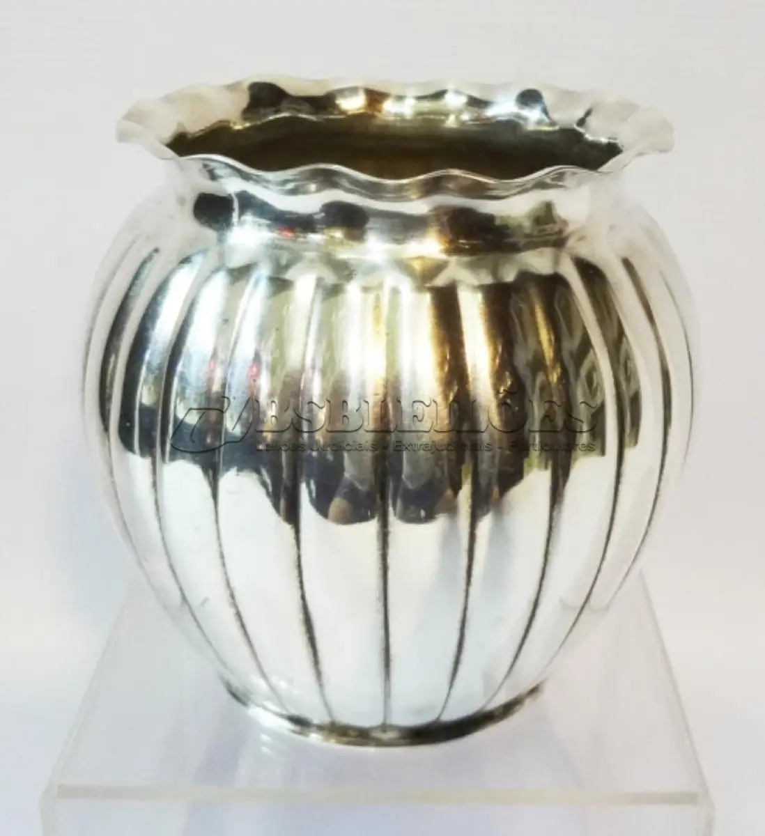LOTE 302 - LOTE COM DUAS PEÇAS FLOREIRA ESTILO INGLÊS METAL ESPESSURADO  DIÂMETRO DE 10 CM E ALTURA DE 11 CM. CESTA EM METAL PRATEADO NUMERADA NA BASE. ALTURA DE 5,5 CM E DIÂMETRO DE 24 CM. (NO ESTADO)