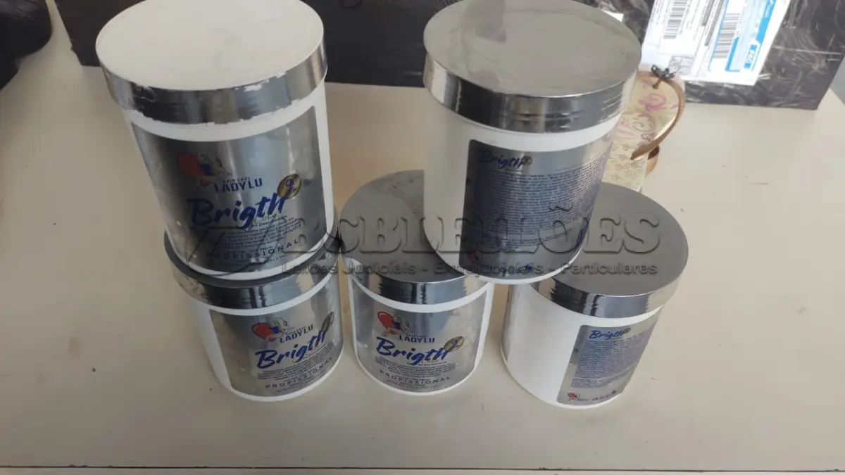 LOTE 371 - PRODUTOS PARA SALÃO PÓ DESCOLORANTE PRODUTOS DENTRO DA VALIDADE LOTE COM 5 UNIDADE CADA POTE CUSTA NO MERCADO 120,00 PRODUTOS DE ALTO PADRÃO MARCA CONHECIDA EM SP E RIO DE JANEIRO (NO ESTADO)