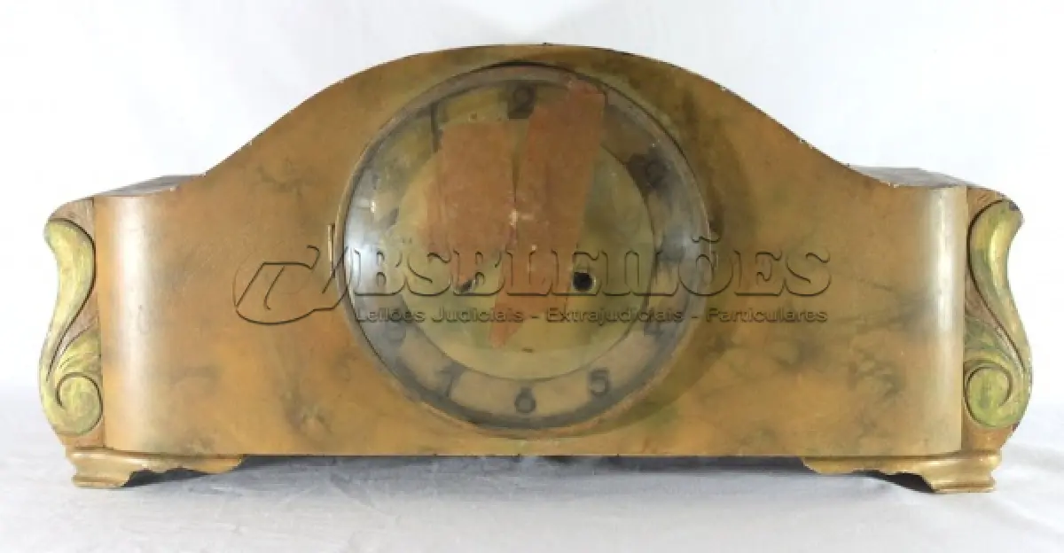 LOTE 282 - ANTIGO RELÓGIO DE MESA EM MADEIRA DE DUAS CORDAS , PRECISA DE REPAROS. 23 CM X 49 CM (NO ESTADO)