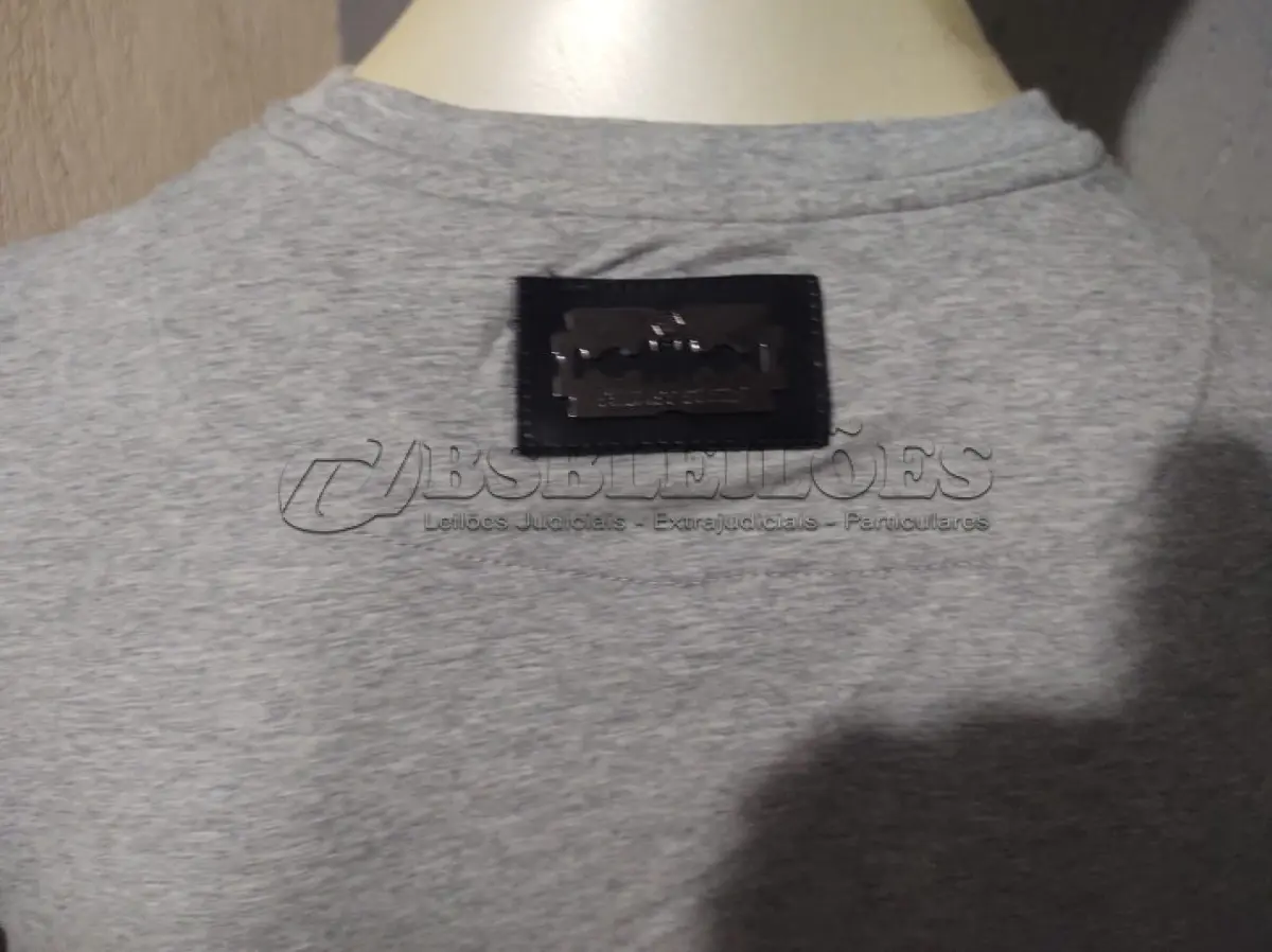LOTE 232 - CAMISA PHILIPP PLEIN ORIGINAL NOVA SEM USO NO MERCADO CUSTA R$2000,00 (NO ESTADO)