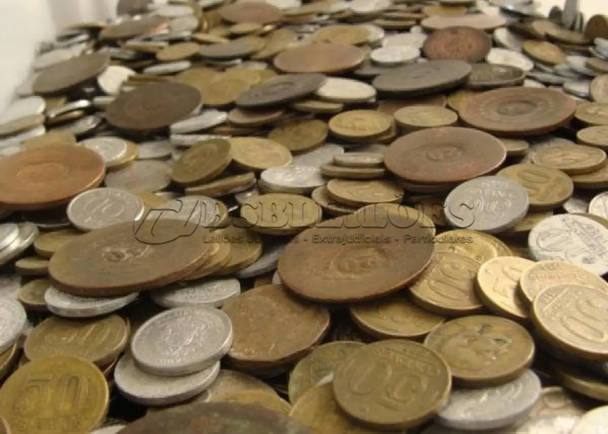 LOTE 320 - COLEÇAO COM COM 15 QUILOS DE MOEDAS MISTAS E RARAS GUARDADAS A ANOS (NO ESTADO)