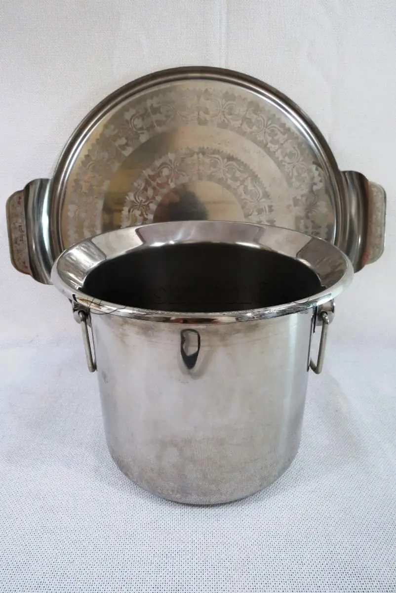 LOTE 260 - DUAS(02) PEÇAS EM METAL AÇO INOX BANDEJA E WINE COOLER  MED. BANDEJA 41 CM DIÂMETRO, WINE COOLER 18 X 23 CM DIÂMETRO.(NO ESTADO)