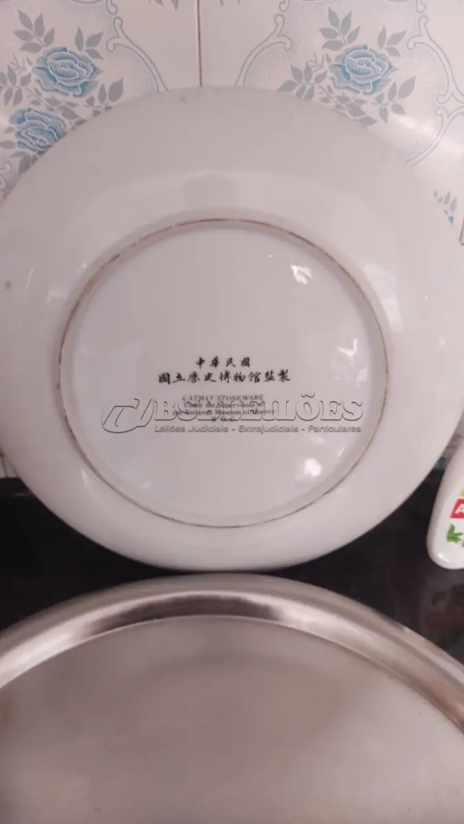 LOTE 337 - PRATO DECORATIVO IMPORTADO DO JAPAO PINTADO A MÃO, DIÂMETRO:31CM. (NO ESTADO)