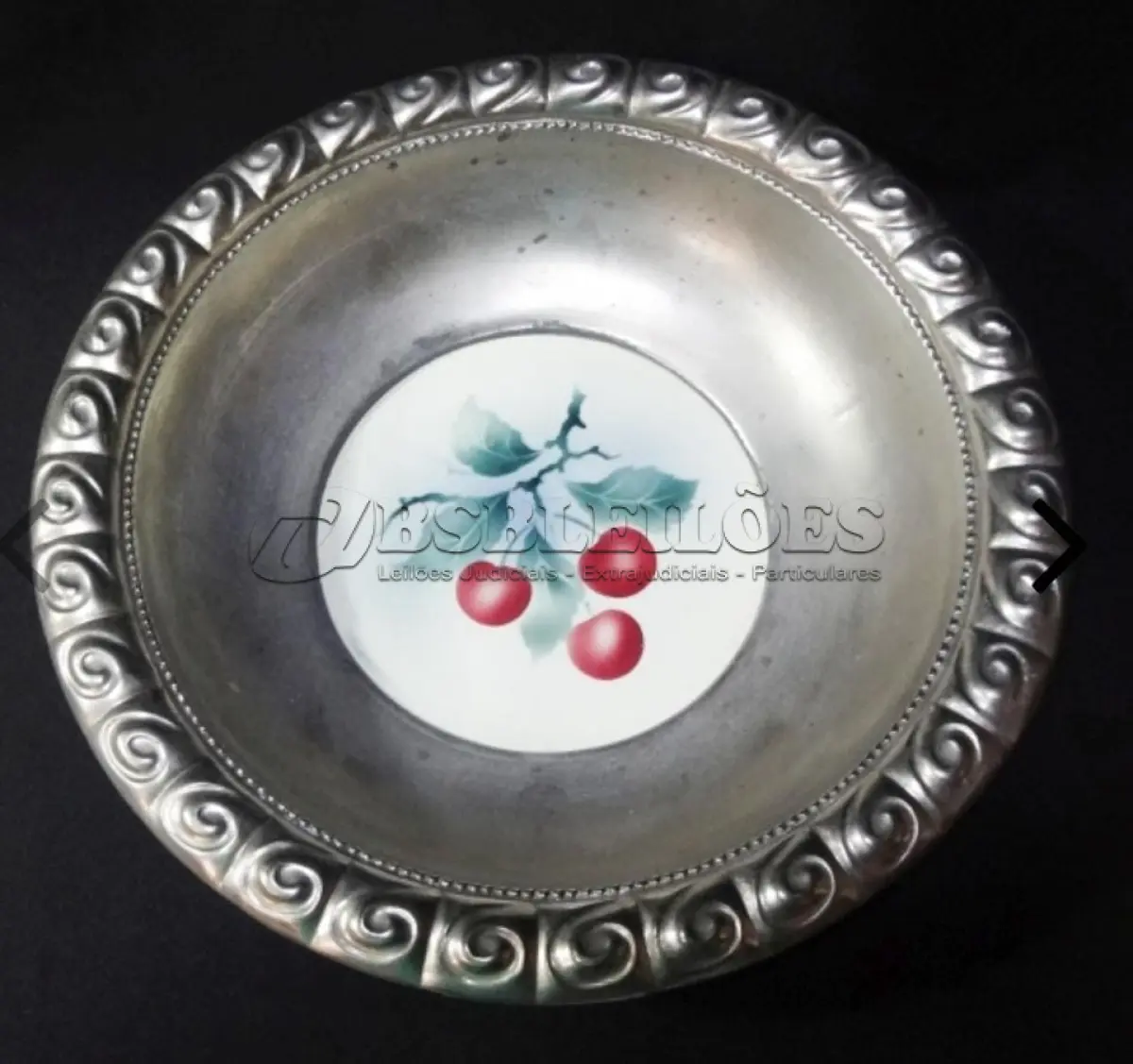 LOTE 302 - LOTE COM DUAS PEÇAS FLOREIRA ESTILO INGLÊS METAL ESPESSURADO  DIÂMETRO DE 10 CM E ALTURA DE 11 CM. CESTA EM METAL PRATEADO NUMERADA NA BASE. ALTURA DE 5,5 CM E DIÂMETRO DE 24 CM. (NO ESTADO)