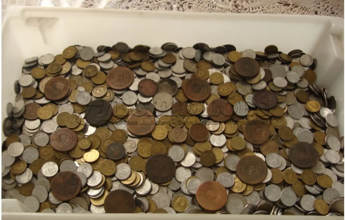 LOTE 320 - COLEÇAO COM COM 15 QUILOS DE MOEDAS MISTAS E RARAS GUARDADAS A ANOS (NO ESTADO)
