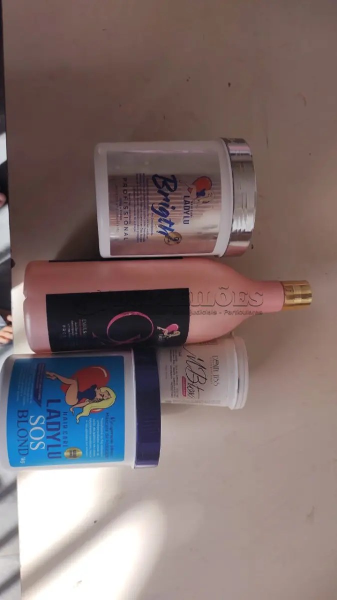 LOTE 380 - KIT PRA SALÃO MARCAS CONHECIDA EM SP E RIO DE JANEIRO KIT DESSE VALE MAIS DE 300 REAIS. (NO ESTADO)