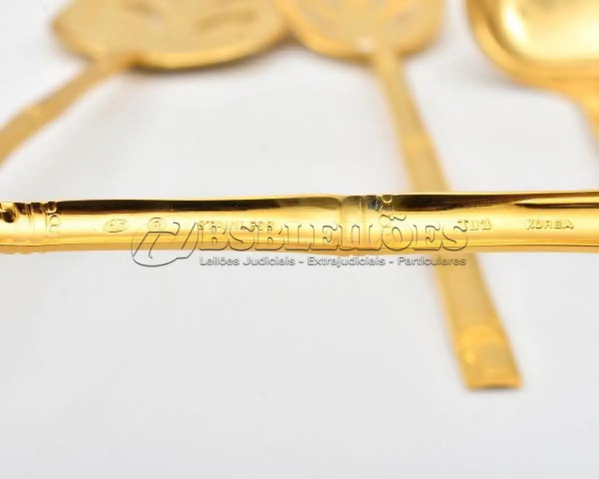 LOTE 203 - FAQUEIRO IMPORTADO COREANO DE METAL DOURADO, COM 126 PEÇAS (NO ESTADO)