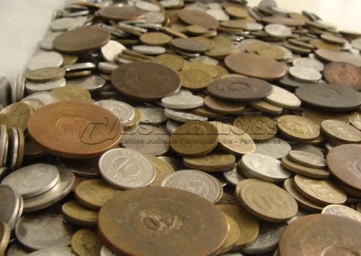 LOTE 320 - COLEÇAO COM COM 15 QUILOS DE MOEDAS MISTAS E RARAS GUARDADAS A ANOS (NO ESTADO)