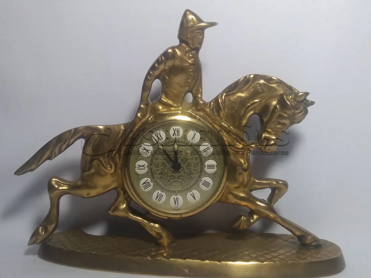 LOTE 191 - ANTIGO RELÓGIO À CORDA EM BRONZE FUNCIONANDO ATE O MOMENTO . 22CM X 16CM (NO ESTADO)