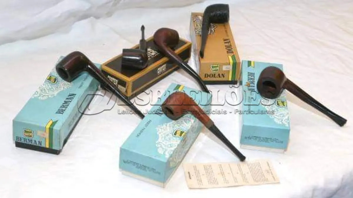 LOTE 277 - LOTE COM 6 RAROS CACHIMBOS SÉCULO XX. (JCI, CARTER) -  EM MADEIRA COM A PITEIRA EM BAQUELITE, À SABER: 4 (QUATRO) CACHIMBOS JCI (J. CARNEIRO & IRMÃOS),  EM EXCELENTE ESTADO DE CONSERVAÇÃO. (NO ESTADO)