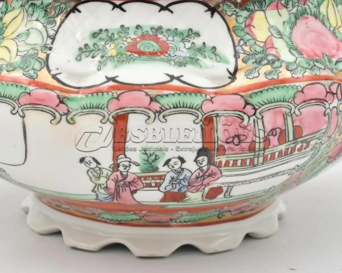 LOTE 200 - TERRINA IMPORTADA DE PORCELANA CHINESA. ALTURA 22 CM, COMPRIMENTO 30 CM E LARGURA 22,5 CM (NO ESTADO)