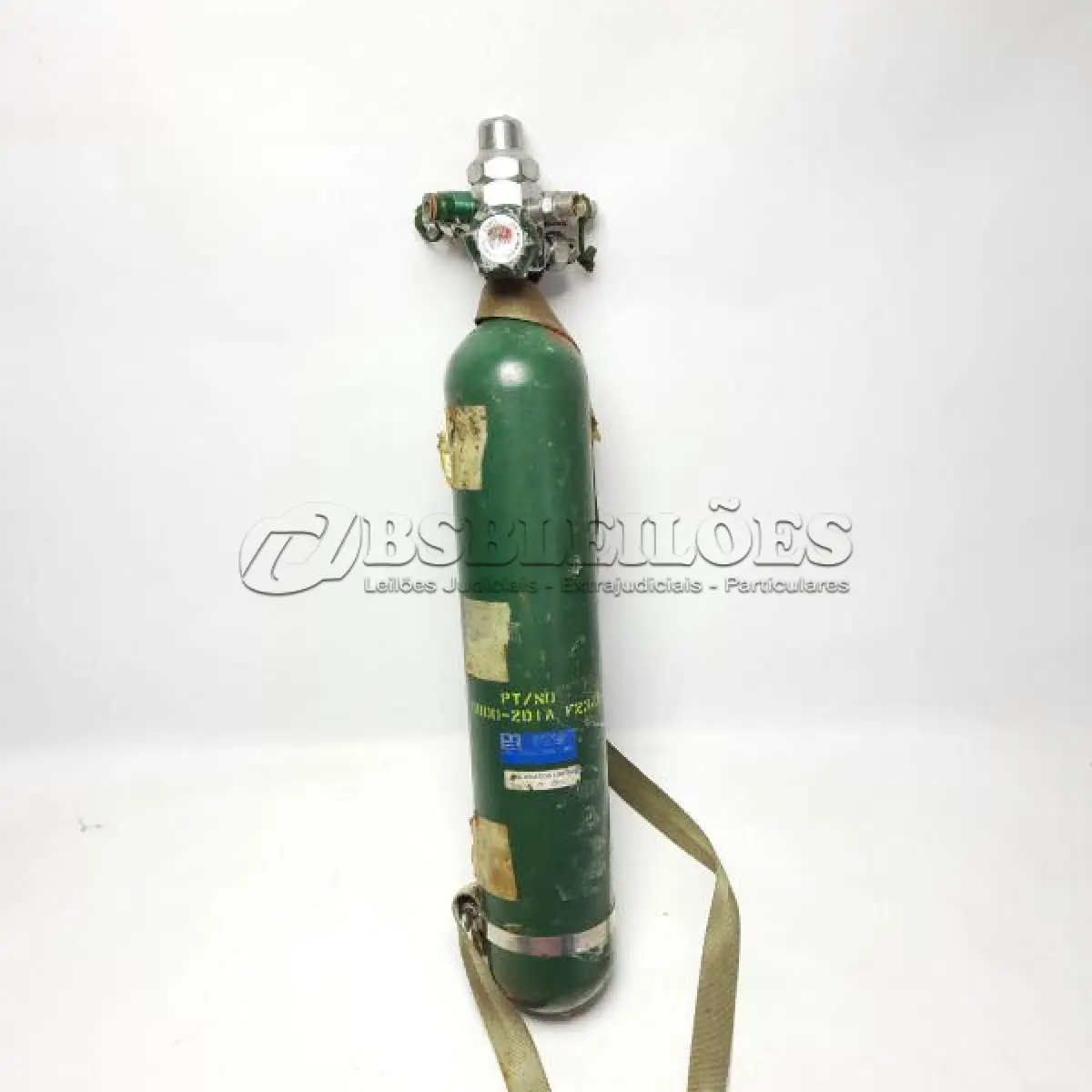 LOTE 231 - RARO SCOTT AVIATORS BREATHING - ANTIGO  PORTÁTIL DE OXIGÊNIO MODELO "SERIES 5009" USADO EM AERONAVE DA TRANSBRASIL,  MEDE 10 CM DE DIÂMETRO E 56 CM DE ALTURA. ARREMATADO POR: (NO ESTADO)