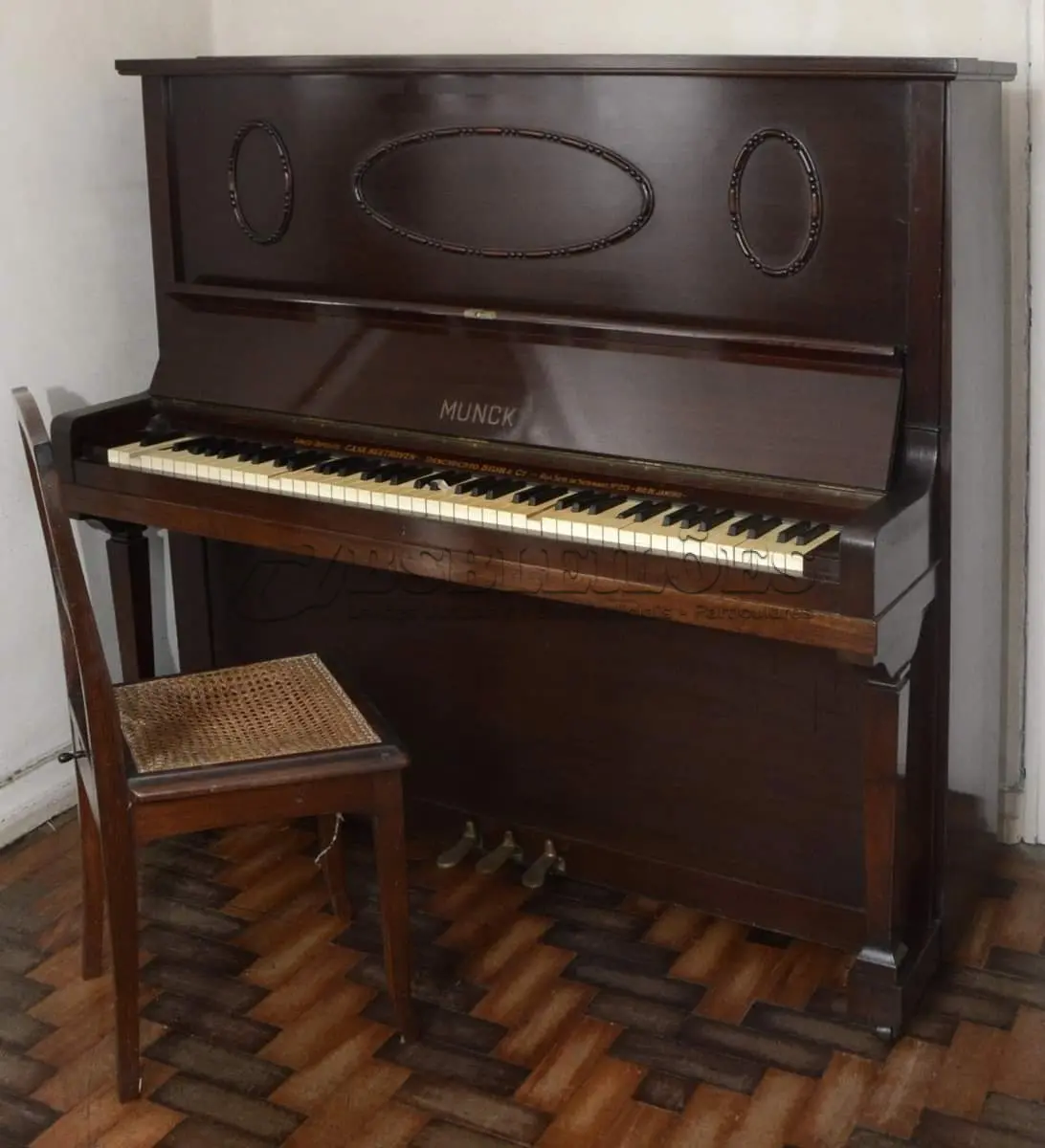 LOTE 228 - PIANO ANTIGO 145 X 60 X 136 CM. SEM A BANQUETA, PIANO EM ÓTIMO ESTADO DE CONSERVAÇÃO, (NO ESTADO)