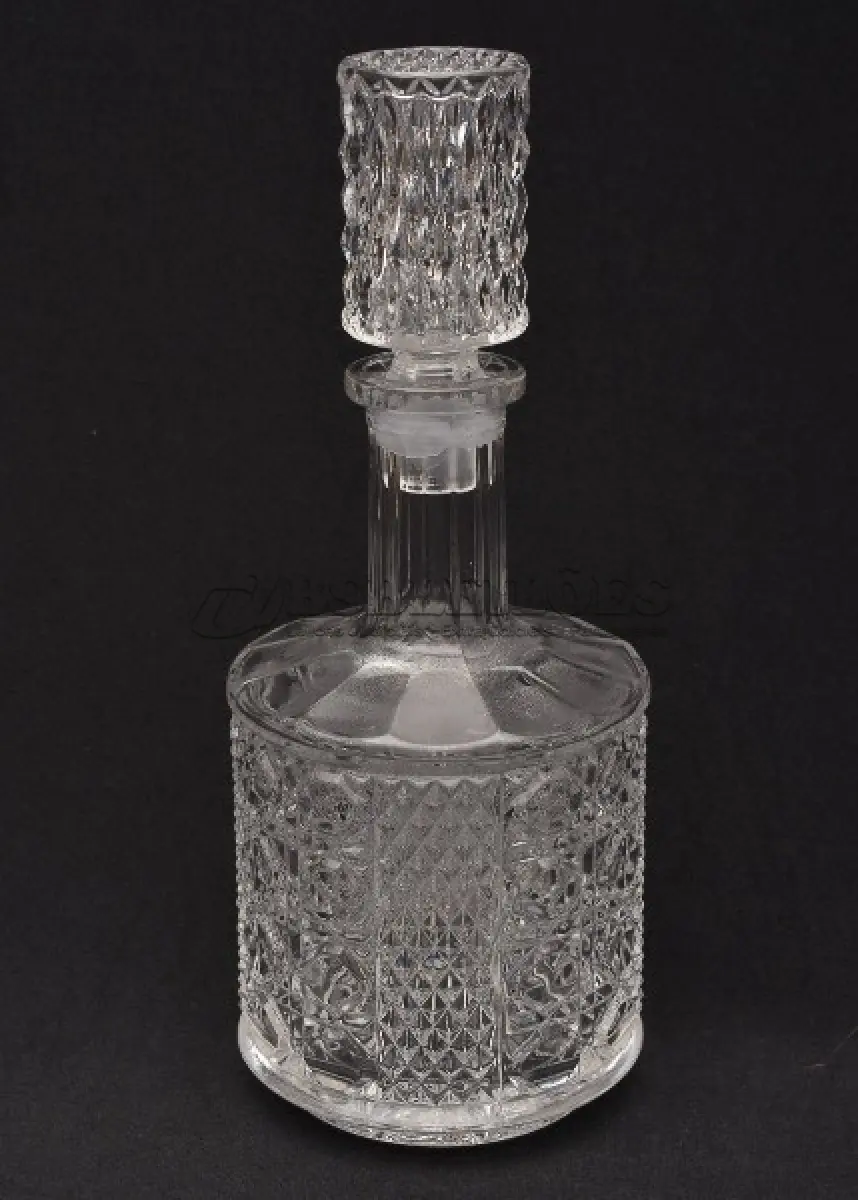 LOTE 227 - GARRAFA PARA WHISKY, CRISTAL, LAPIDADA - 26CM DE ALTURA (NO ESTADO)