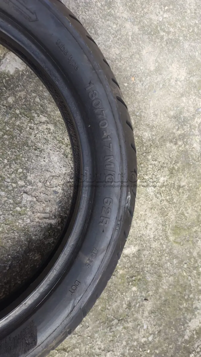 LOTE 367 - DOIS PNEUS DE  MOTO 130/70.17 MC (NO ESTADO)