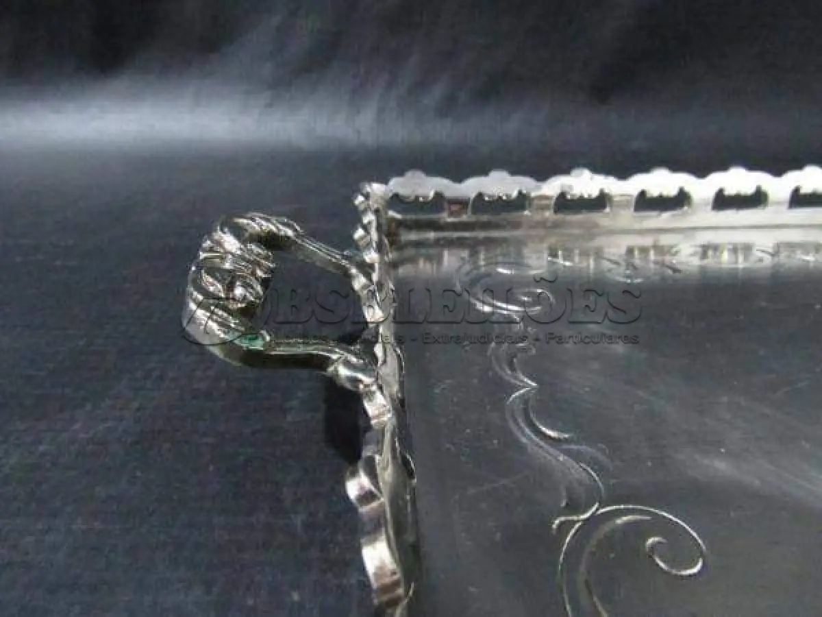 LOTE 290 - DOIS COPOS EM CRISTAL TRANSLÚCIDO COM SUPORTE DE METAL PRATEADO UMA (1) BANDEJA EM FORMATO RETANGULAR CONFECCIONADO EM METAL ESPESSURADO A PRATA 26,4 CM DE COMPRIMENTO (NO ESTADO)