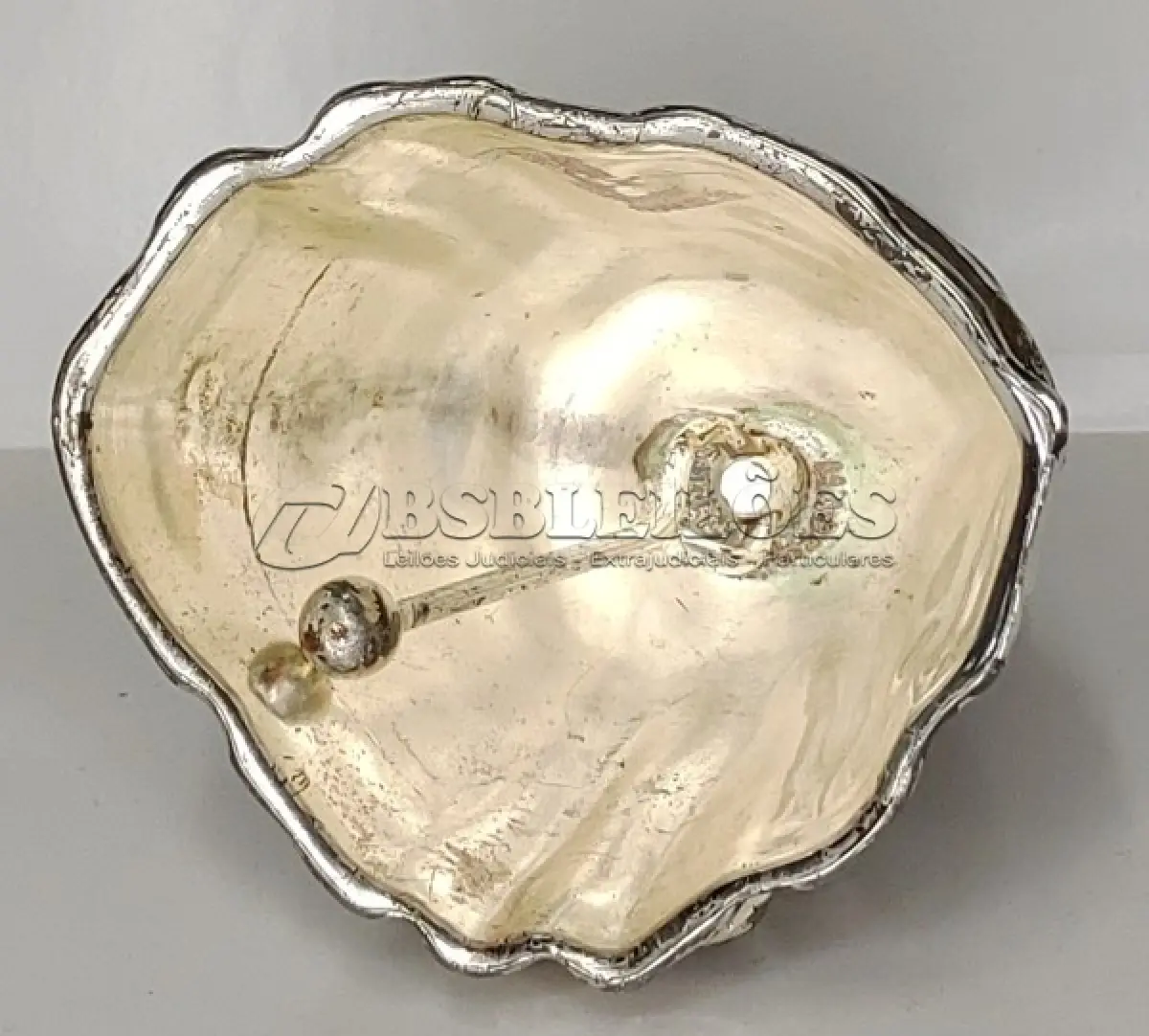 LOTE 211 - MANTEIGUEIRA EM METAL ESPESSURADO A PRATAE SINO EM METAL NIQUELADO, 11CM (NO ESTADO)