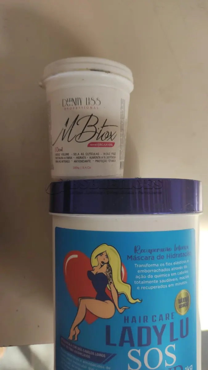 LOTE 380 - KIT PRA SALÃO MARCAS CONHECIDA EM SP E RIO DE JANEIRO KIT DESSE VALE MAIS DE 300 REAIS. (NO ESTADO)