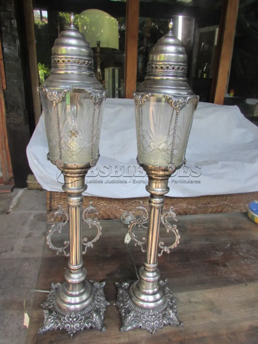 LOTE 195 - LINDAS LUMINÁRIAS ARTE DECOR EM METAL FUNCIONADO ATE O MOMENTO ESPESSURADO A PRATA CÚPULAS EM CRISTAL ALTURA 68 CM (NO ESTADO)