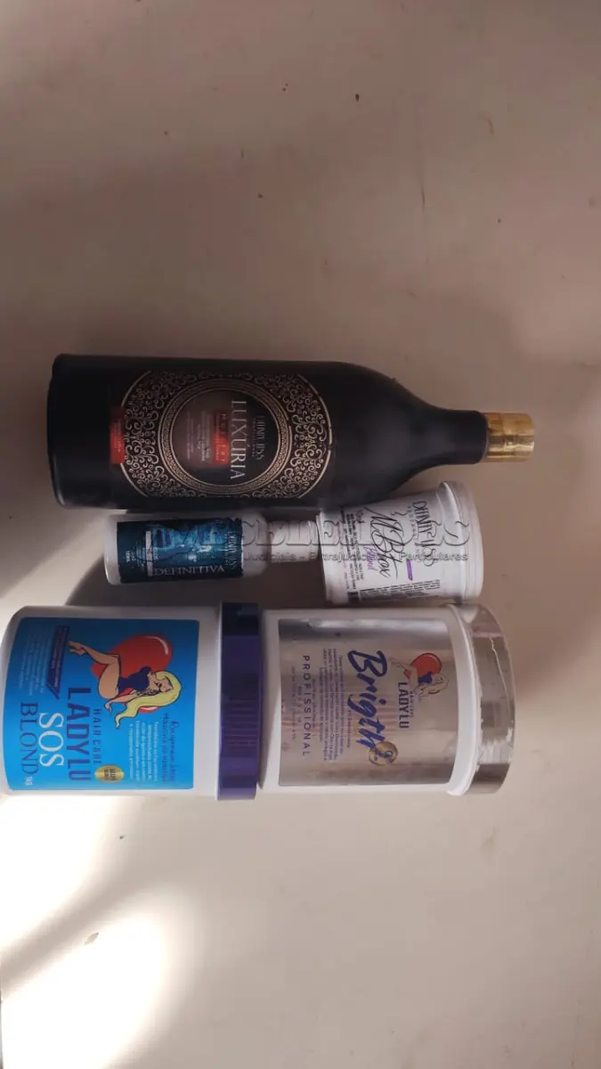 LOTE 378 - KIT PRA SALÃO MARCAS CONHECIDA EM SP E RIO DE JANEIRO KIT DESSE VALE MAIS DE 300 REAIS. (NO ESTADO)