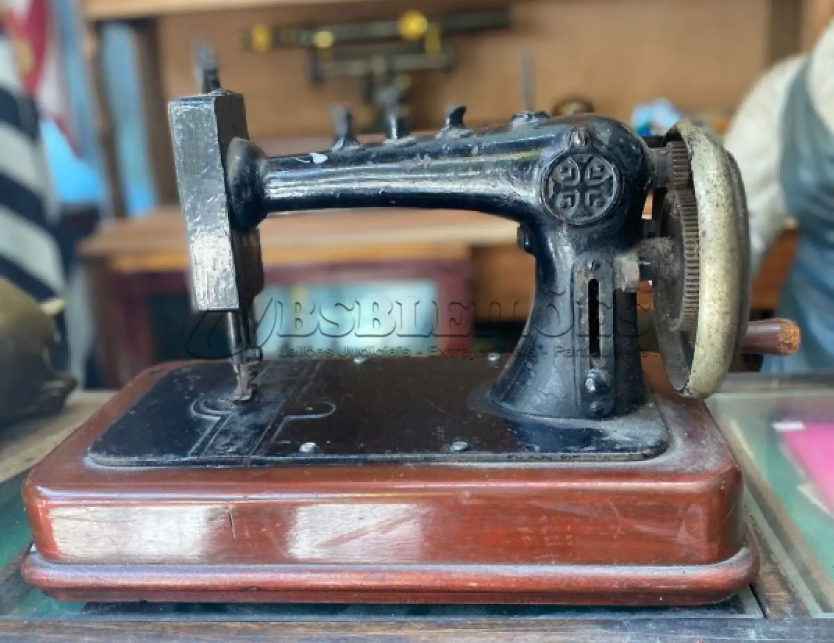 LOTE 322 - ANTIGA MÁQUINA BASE EM MADEIRA (NO ESTADO)