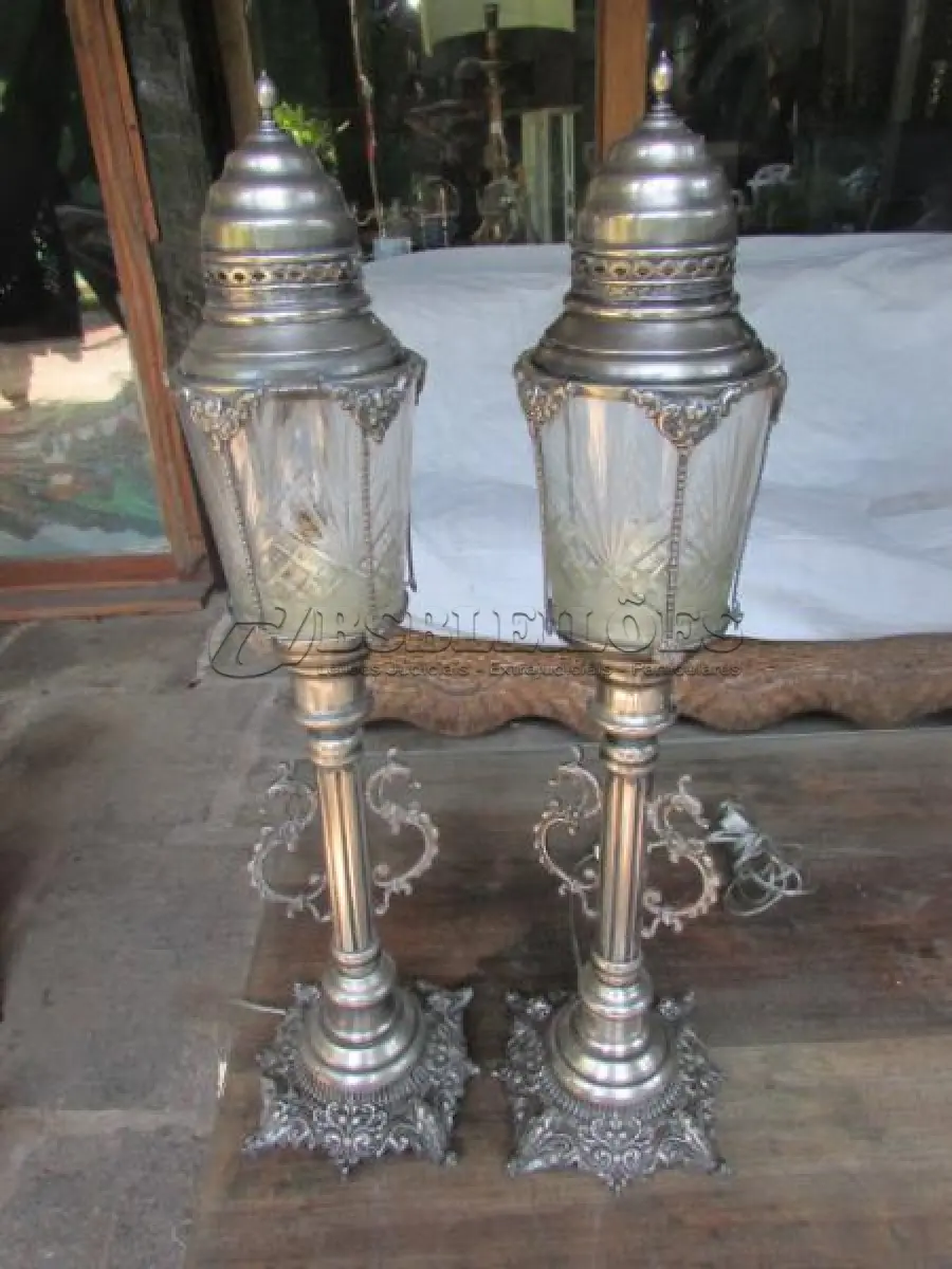 LOTE 195 - LINDAS LUMINÁRIAS ARTE DECOR EM METAL FUNCIONADO ATE O MOMENTO ESPESSURADO A PRATA CÚPULAS EM CRISTAL ALTURA 68 CM (NO ESTADO)