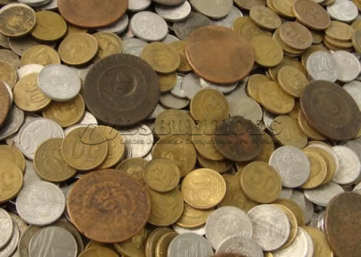 LOTE 320 - COLEÇAO COM COM 15 QUILOS DE MOEDAS MISTAS E RARAS GUARDADAS A ANOS (NO ESTADO)