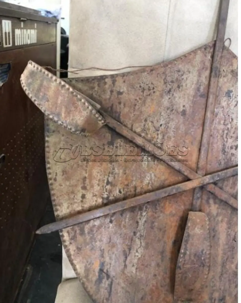 LOTE 269 - BRASÃO MUITO  ANTIGO COM ÓTIMOS DETALHES 60X 30CM (NO ESTADO)