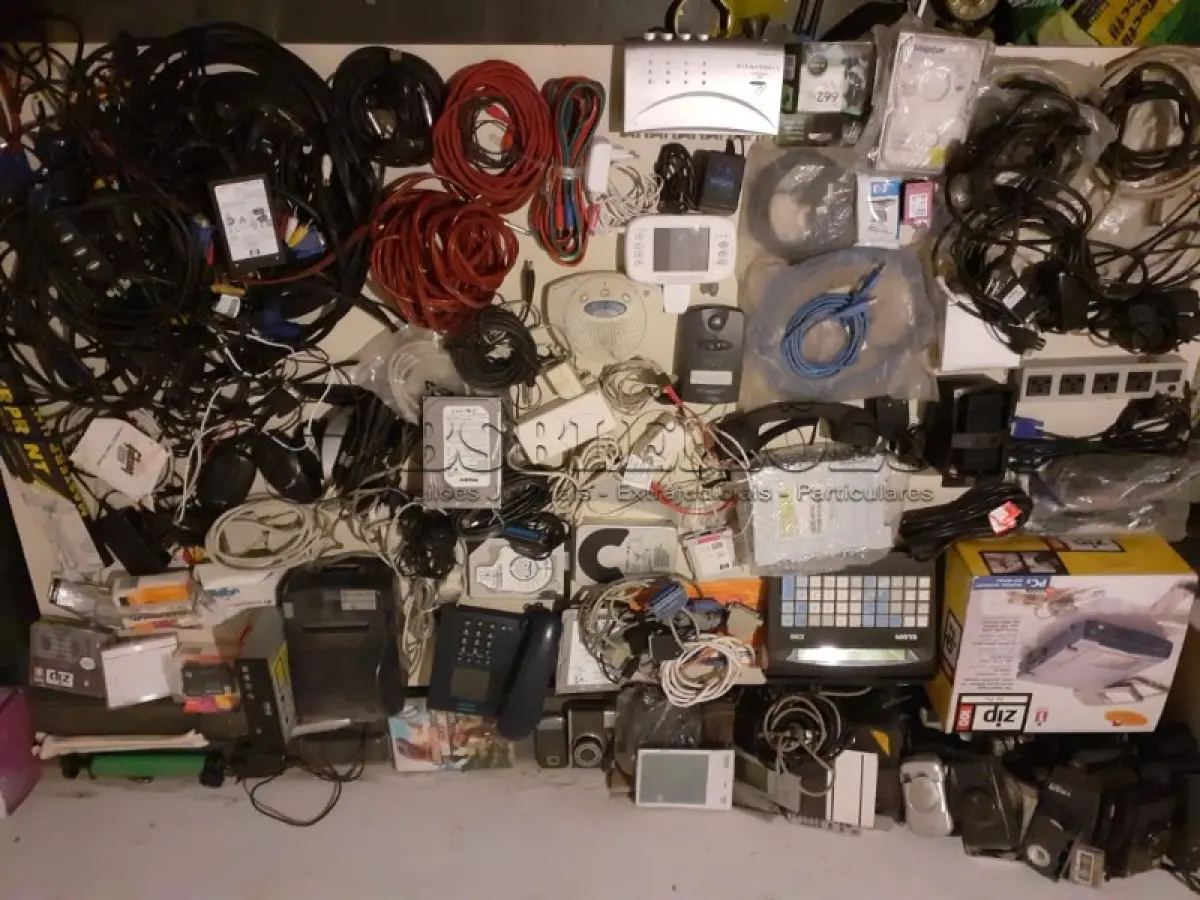 LOTE 464 - LOTE COM DIVERSOS ITENS INFORMÁTICAS CABOS PEÇAS, IMPRESSORAS (NO ESTADO)