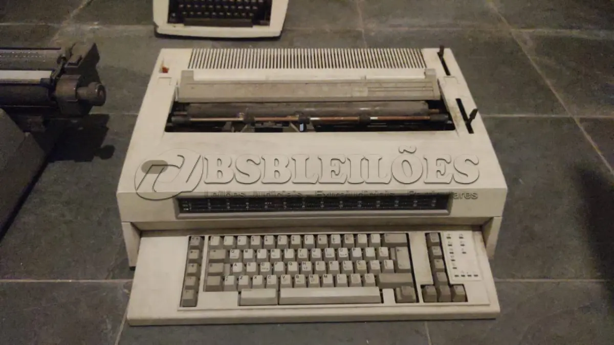 LOTE 570 - MÁQUINA DE ESCREVER ANTIGA SEM CABO DE FORÇA PRA TESTAR  (NO ESTADO)