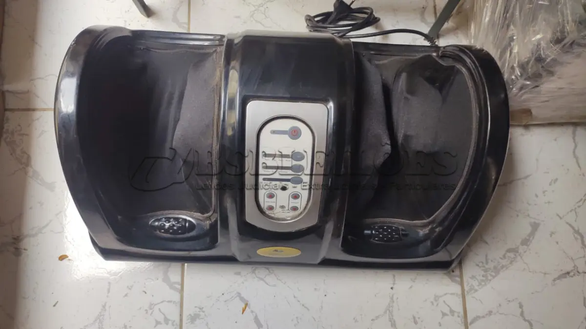 LOTE 435 - MASSAGEADOR FUNCIONA PERFEITAMENTE PORÉM UM LADO PRECISA MANUTENÇÃO (NO ESTADO)