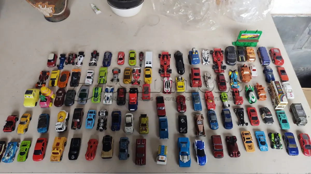 LOTE 447 - LOTE COM 100 CARRINHOS HOT WHEELS E OUTROS MODELOS (NO ESTADO)