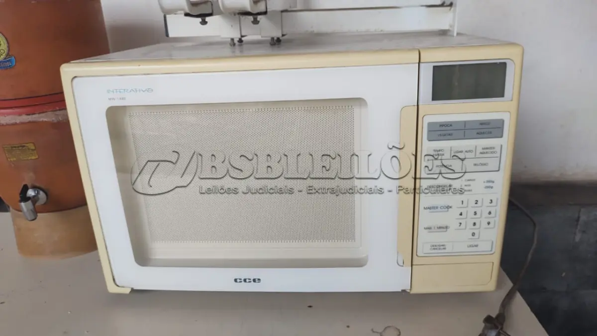 LOTE 519 - FORNO DE MICRO-ONDAS LIGANDO MAS NÃO OBEDECE OS COMANDOS DO PAINEL COM SUPORTE (NO ESTADO)
