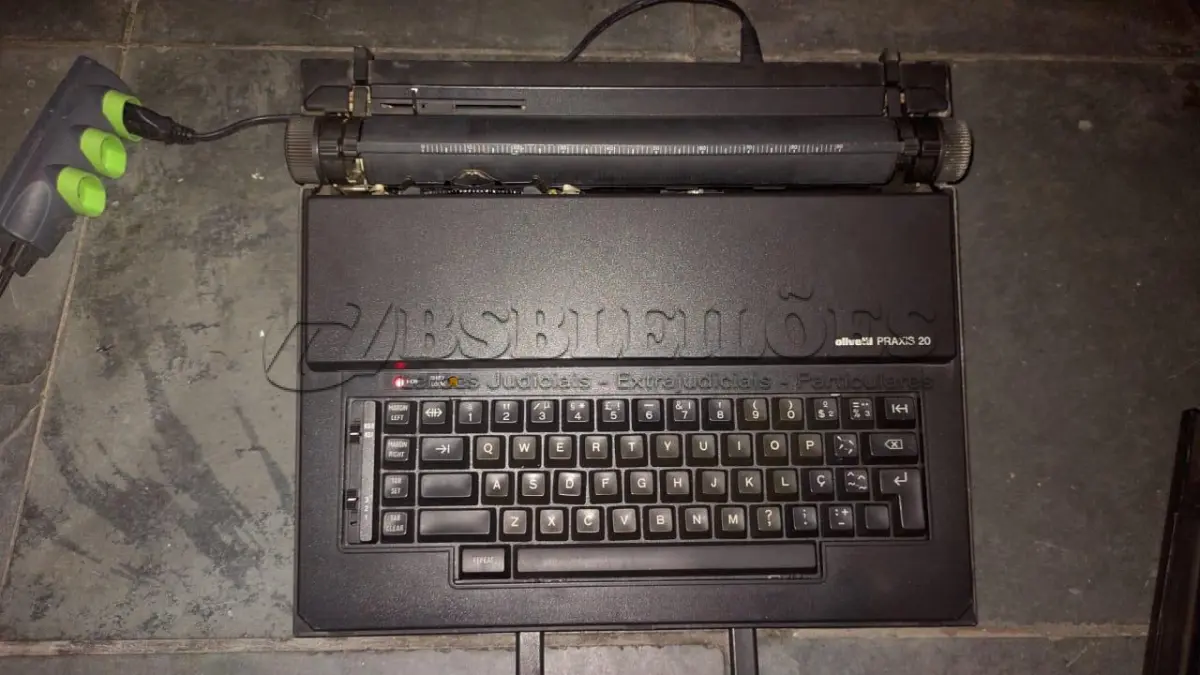 LOTE 549 - MÁQUINA DE ESCREVER ANTIGA FUNCIONANDO PERFEITAMENTE (NO ESTADO)