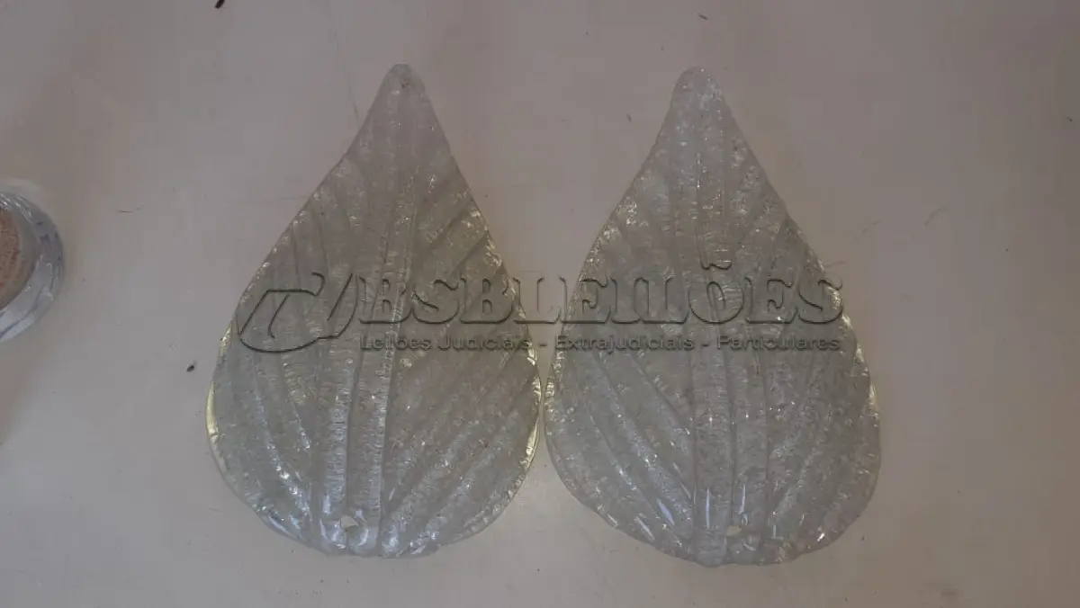 LOTE 479 - LOTE COM 3 ABAJURES ANTIGOS EM BRONZEMAUS CRISTAIS PARA ABAJURES (NO ESTADO)