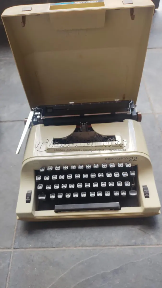 LOTE 537 - MÁQUINA DE ESCREVER ANTIGA (NO ESTADO)