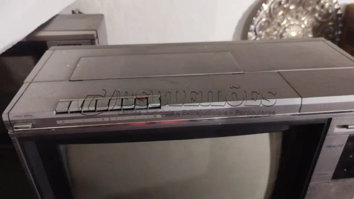 LOTE 475 - TV ANTIGA PHILIPS FUNCIONA ATÉ MOMENTO SEM GARANTIA FUTURAS (NO ESTADO)