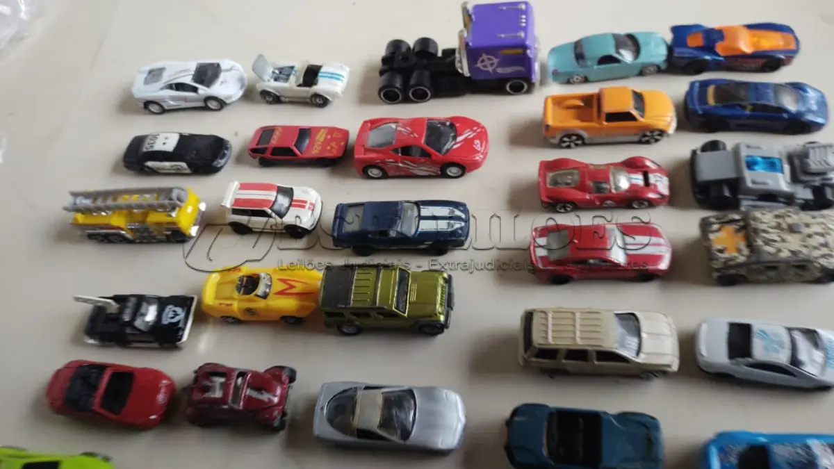 LOTE 453 - LOTE COM 100 CARRINHOS HOT WHEELS E OUTROS MODELOS (NO ESTADO)