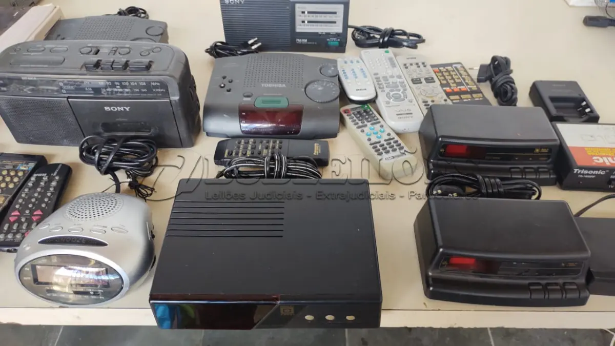 LOTE 509 - LOTE COM SONS VÍDEOS CASSETES TODOS LIGANDO SEM TEST DE FUNCIONAMENTO (NO ESTADO)