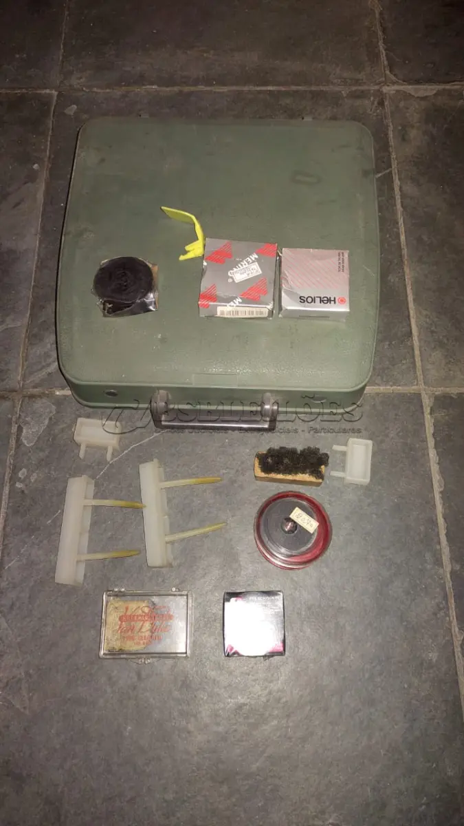 LOTE 556 - MÁQUINA DE ESCREVER ANTIGA FUNCIONANDO PERFEITAMENTE (NO ESTADO)