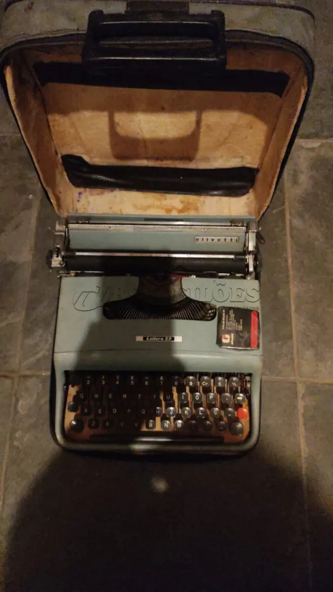 LOTE 553 - MÁQUINA DE ESCREVER ANTIGA FUNCIONANDO PERFEITAMENTE (NO ESTADO)